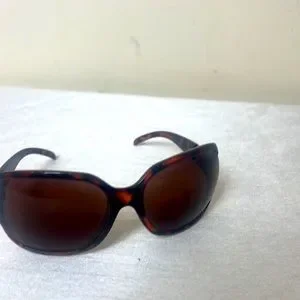 Liz Clairborne Sunglasses with  Open Side Cut outs Liz Claiborne | Accessories | Liz Clairborne Sunglasses With  main image 4